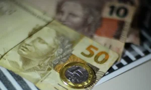 Governo projeta superávit em 2026 e salário mínimo pode chegar a R$ 1.630 para o próximo ano
