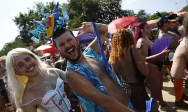Carnaval no Rio reúne multidão em bloco que celebra diversidade e combate ao assédio