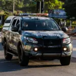Força Tática localiza veículo roubado e vestuário de criminosos em área de mata após assalto em Sinop