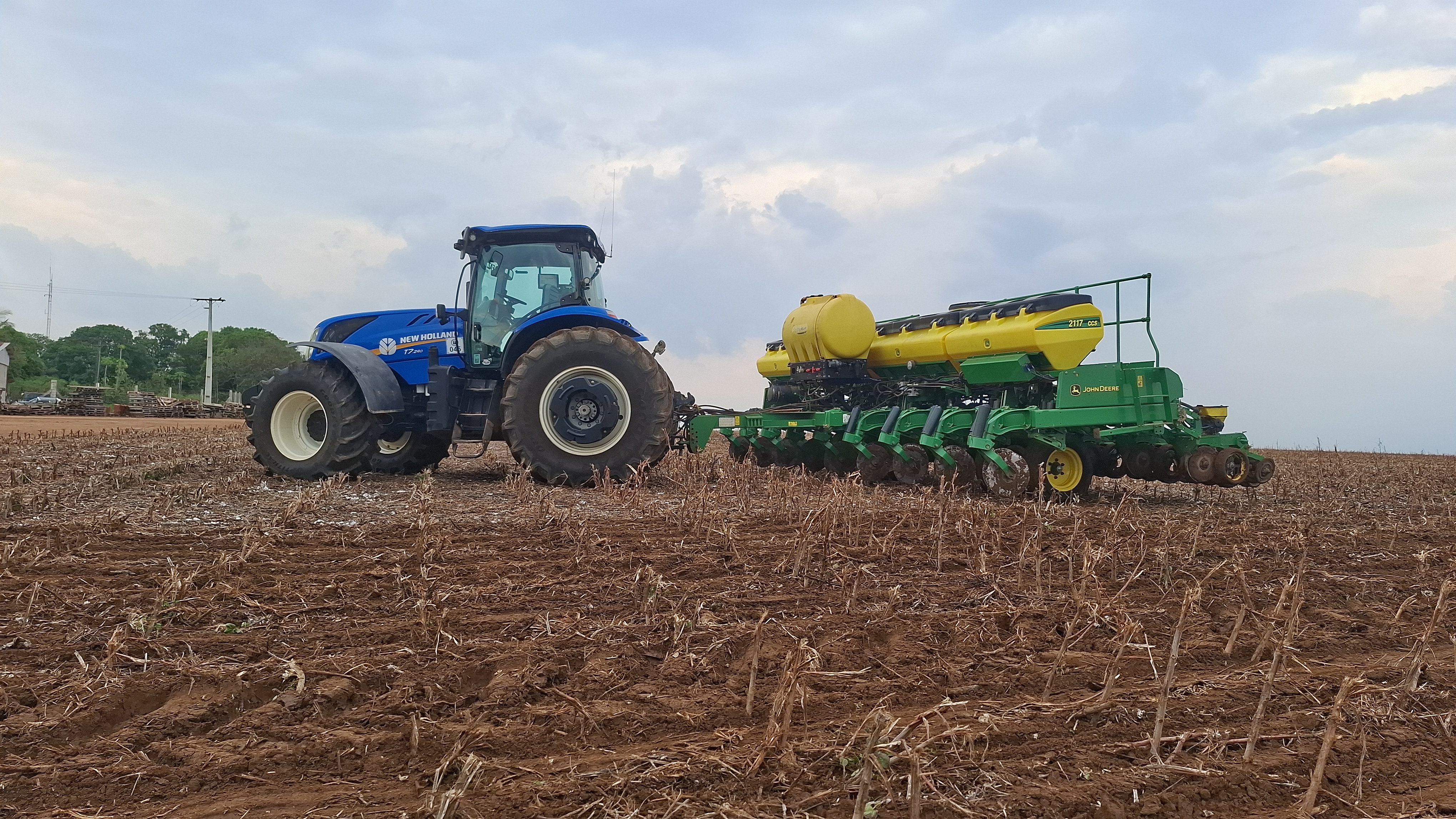 Produtores rurais aproveitam umidade no solo para iniciar os trabalhos no campo, mas mantêm cautela diante dos altos custos de produção e das incertezas climáticas.