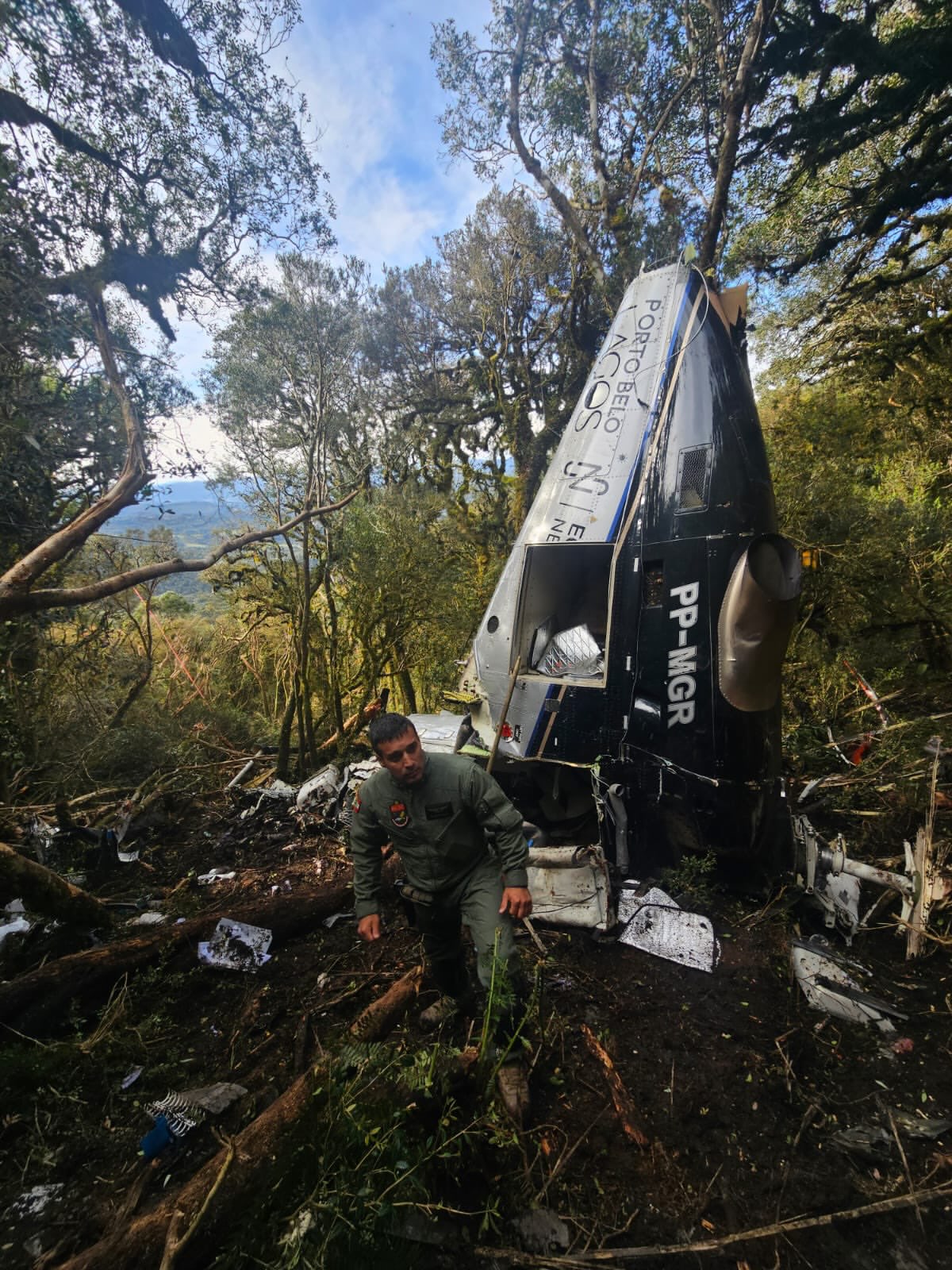 Helicóptero caiu em uma área de mata de difícil acesso em Urubici