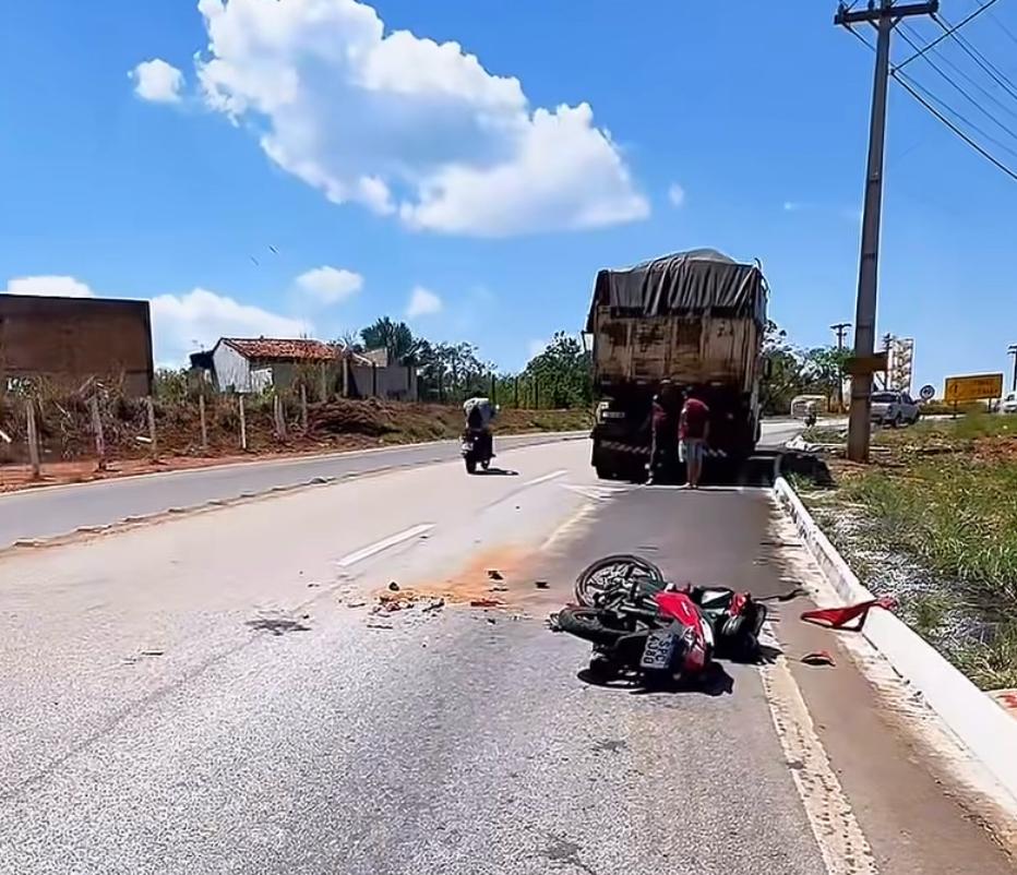 Ana Caroline Fernandes do Nascimento conduzia uma Honda Biz quando se envolveu em acidente com uma carreta carregada de adubo na MT-240