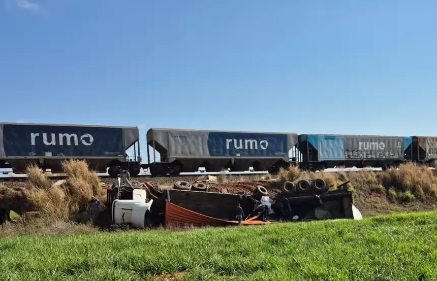 Acidente aconteceu nesta quarta-feira (23); segundo a concessionária Rumo, motorista não teria observado a sinalização da passagem em nível.