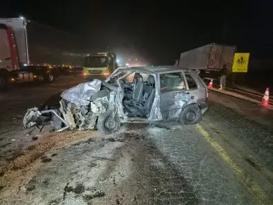 Homem de 38 anos ficou preso às ferragens após o Fiat Uno bater contra uma carreta na Rodovia dos Imigrantes