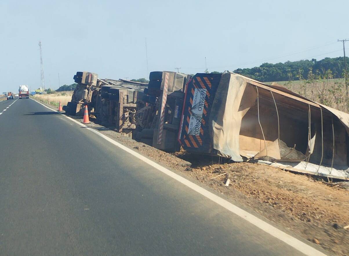 Duas carretas tombam no mesmo trecho da BR-163 em dias diferentes em Nova Mutum