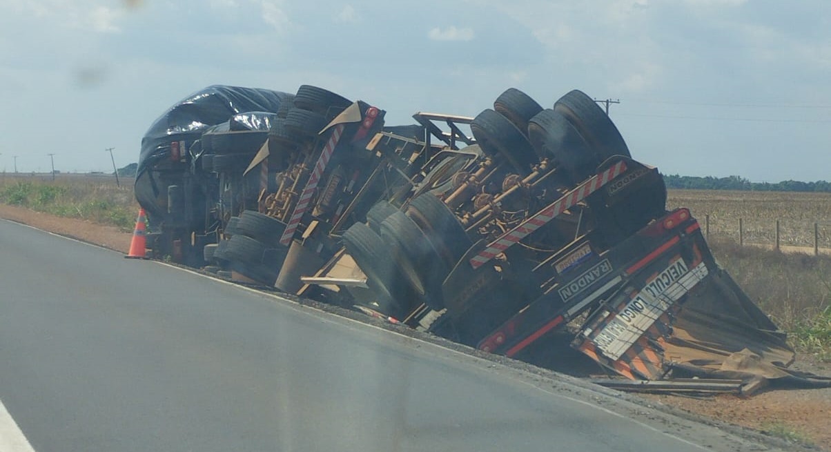 Carreta com sementes de soja tomba na BR-163, em Lucas do Rio Verde