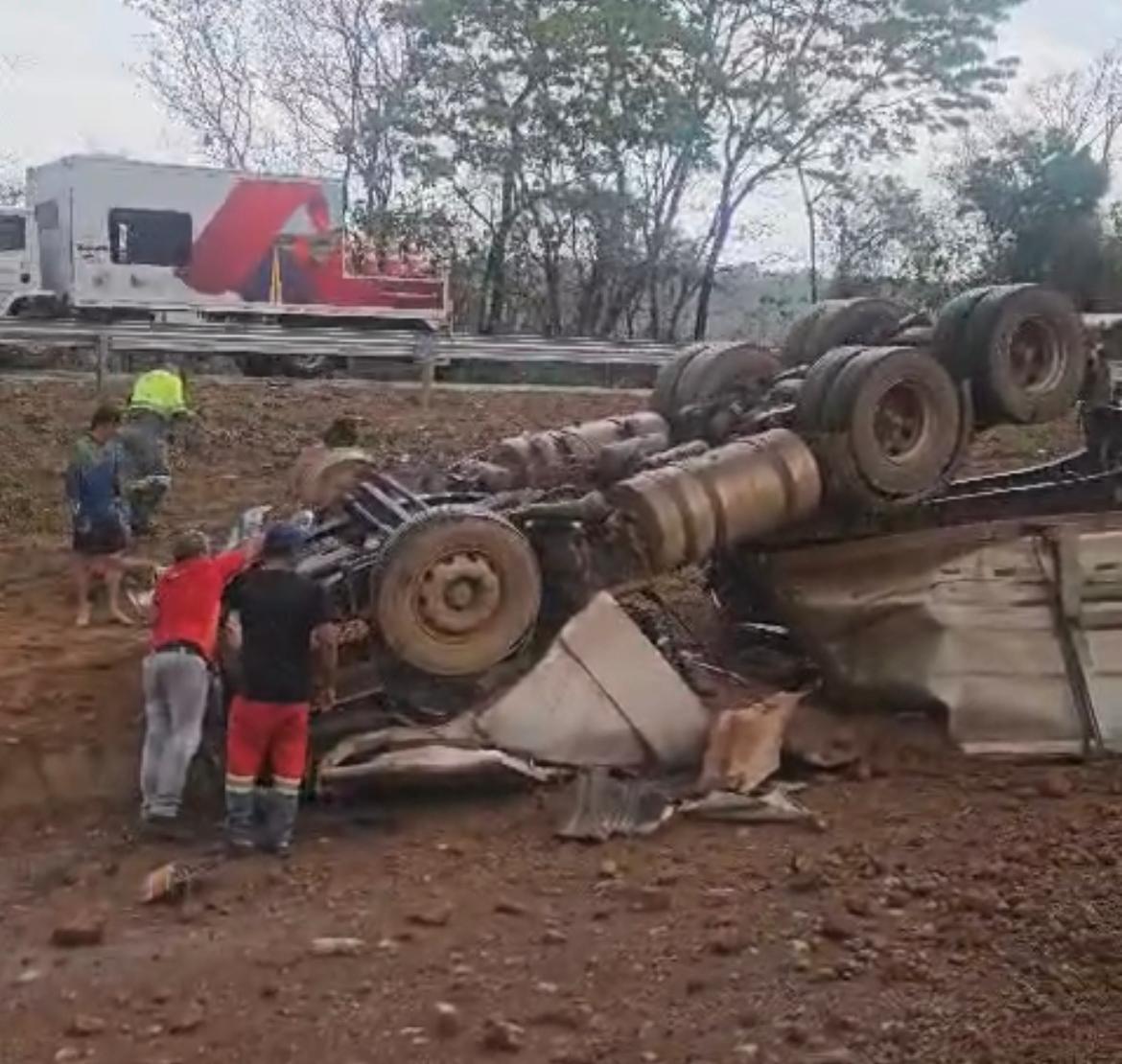 Scania G420 saiu da pista após o condutor perder o controle da direção; atendimento mobilizou equipes da Nova Rota do Oeste, Corpo de Bombeiros e SAMU.