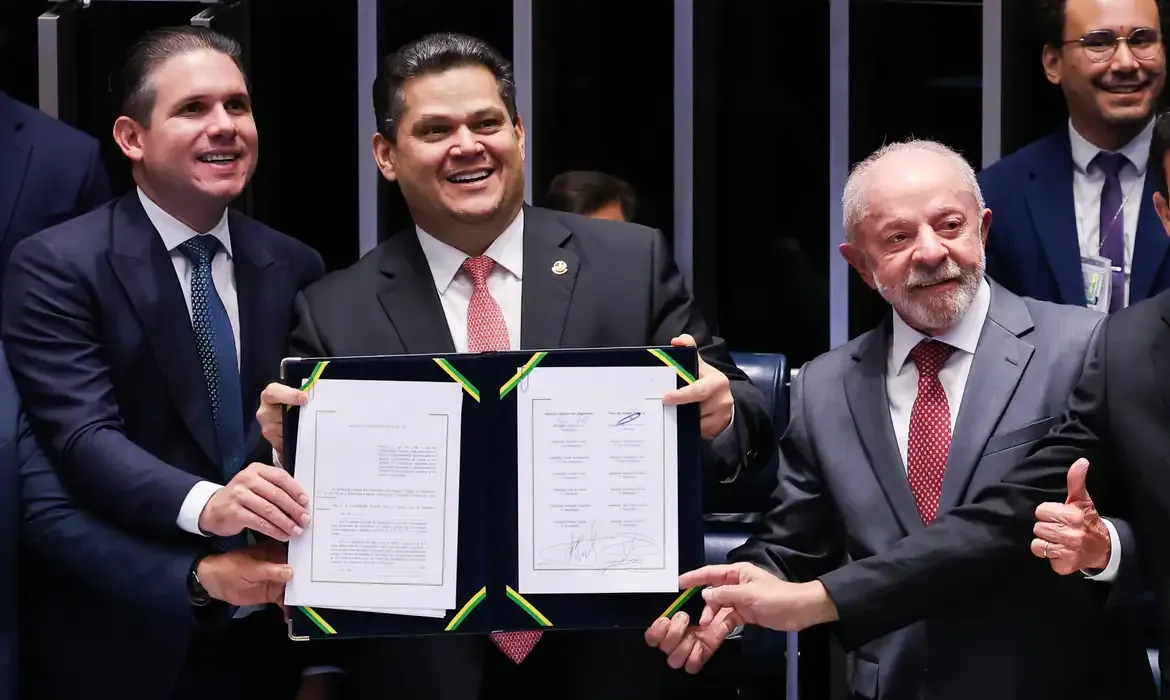 Lula defende fim da escala 6x1 e rebate críticas de empresas