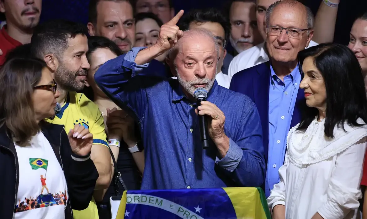 Lula promete mudar governo e investir em economia digital