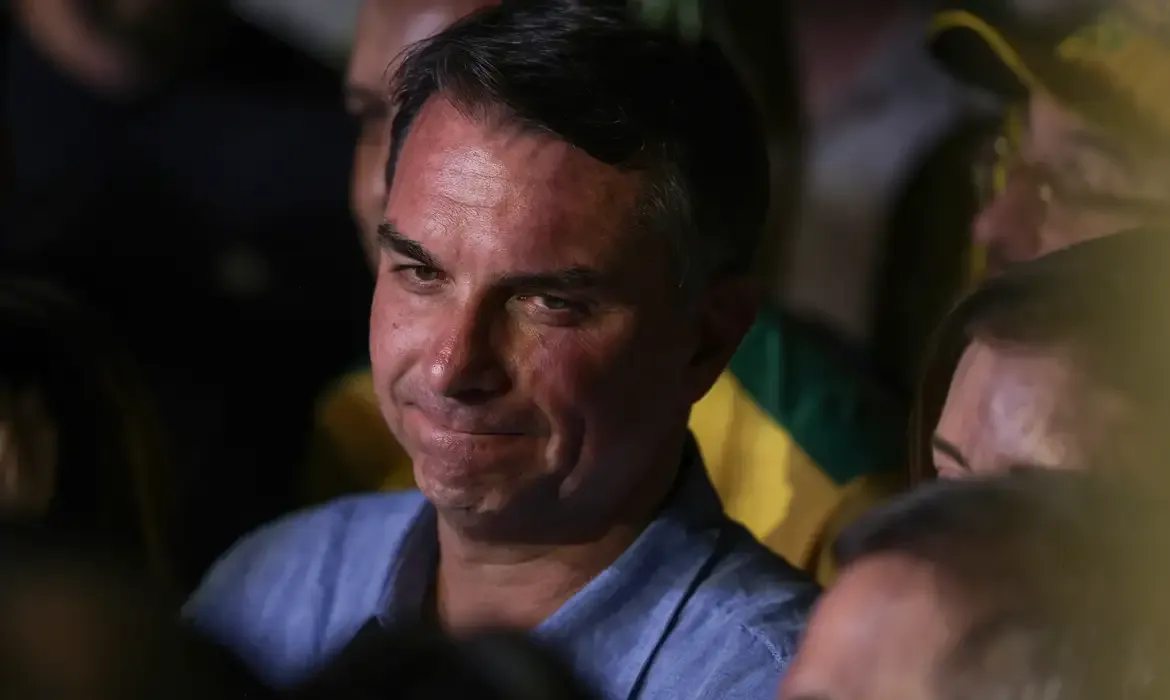 Flávio Bolsonaro perde apoio após fuga e carta golpista