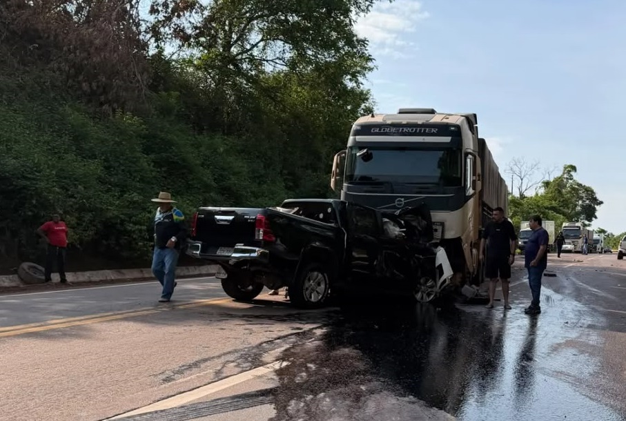 Acidente entre uma Toyota Hilux e uma carreta branca deixou duas mulheres, um homem e uma criança mortos no km 981 da BR-163, em Terra Nova do Norte.