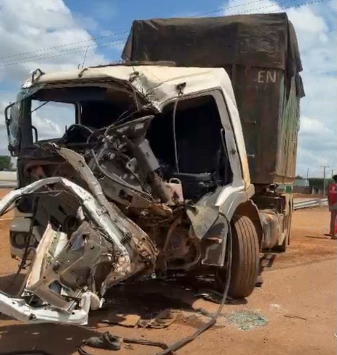 Acidente ocorreu no km 714 da rodovia; condutor do caminhão foi encaminhado ao Hospital Regional, enquanto o motorista da carreta não sofreu ferimentos.