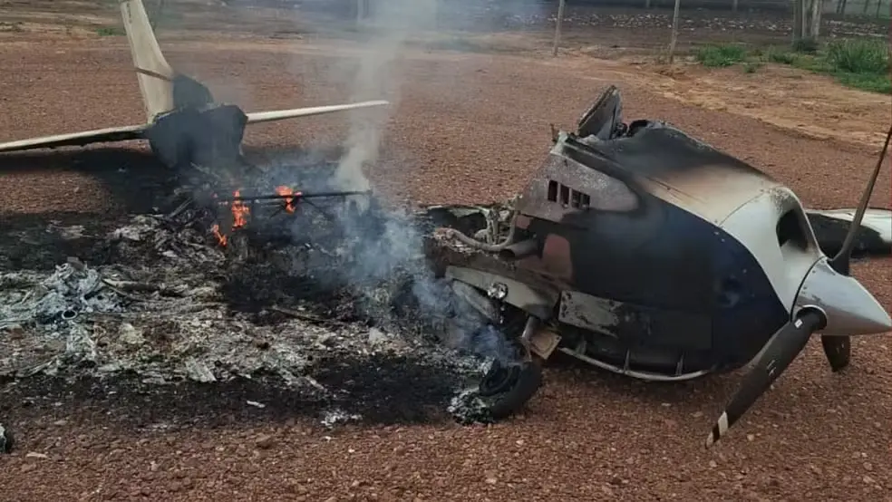 Avião é incendiado após tentativa de interceptação da FAB em Juara
