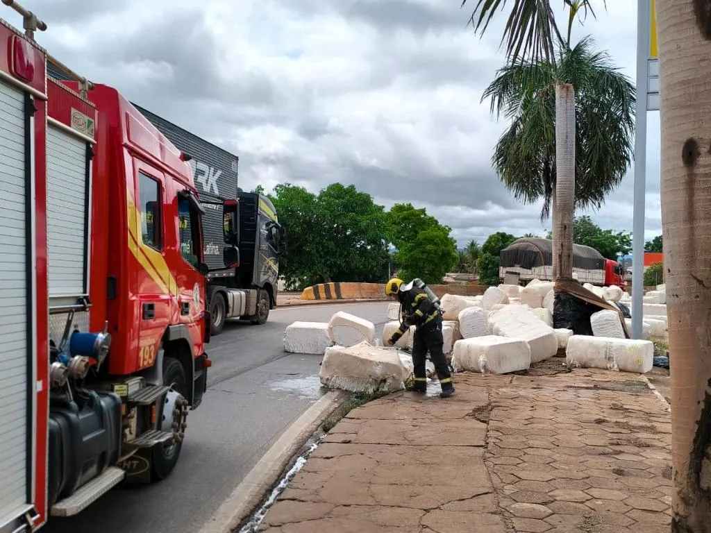 Bombeiros controlam incêndio em carga de algodão na BR-364