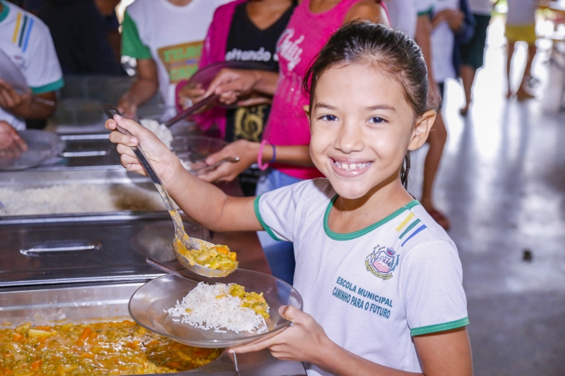 Com 13.860 alunos matriculados e mais de 17 mil refeições diárias, município investe em alimentos de verdade