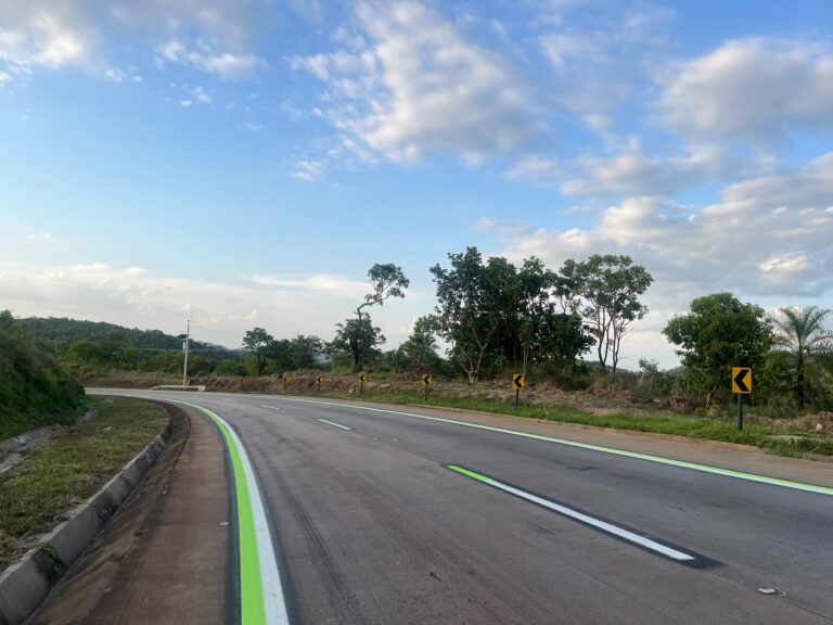 Nova Rota do Oeste testa sinalização lima limão na BR 163 364, na Serra de São Vicente, para avaliar a visibilidade e a segurança viária.