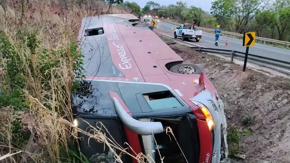 Veículo fazia o trajeto entre Sinop e Natal quando tombou em uma curva na BR-364