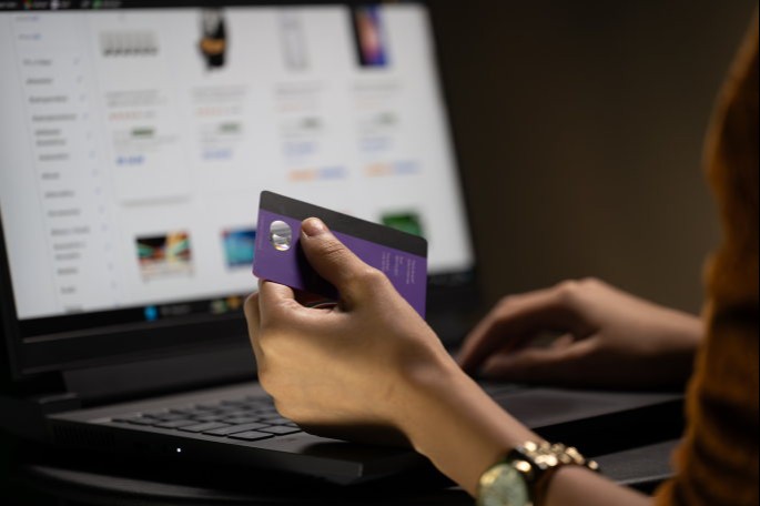 Compras por impulso levam 41% dos consumidores a gastar mais do que podem
