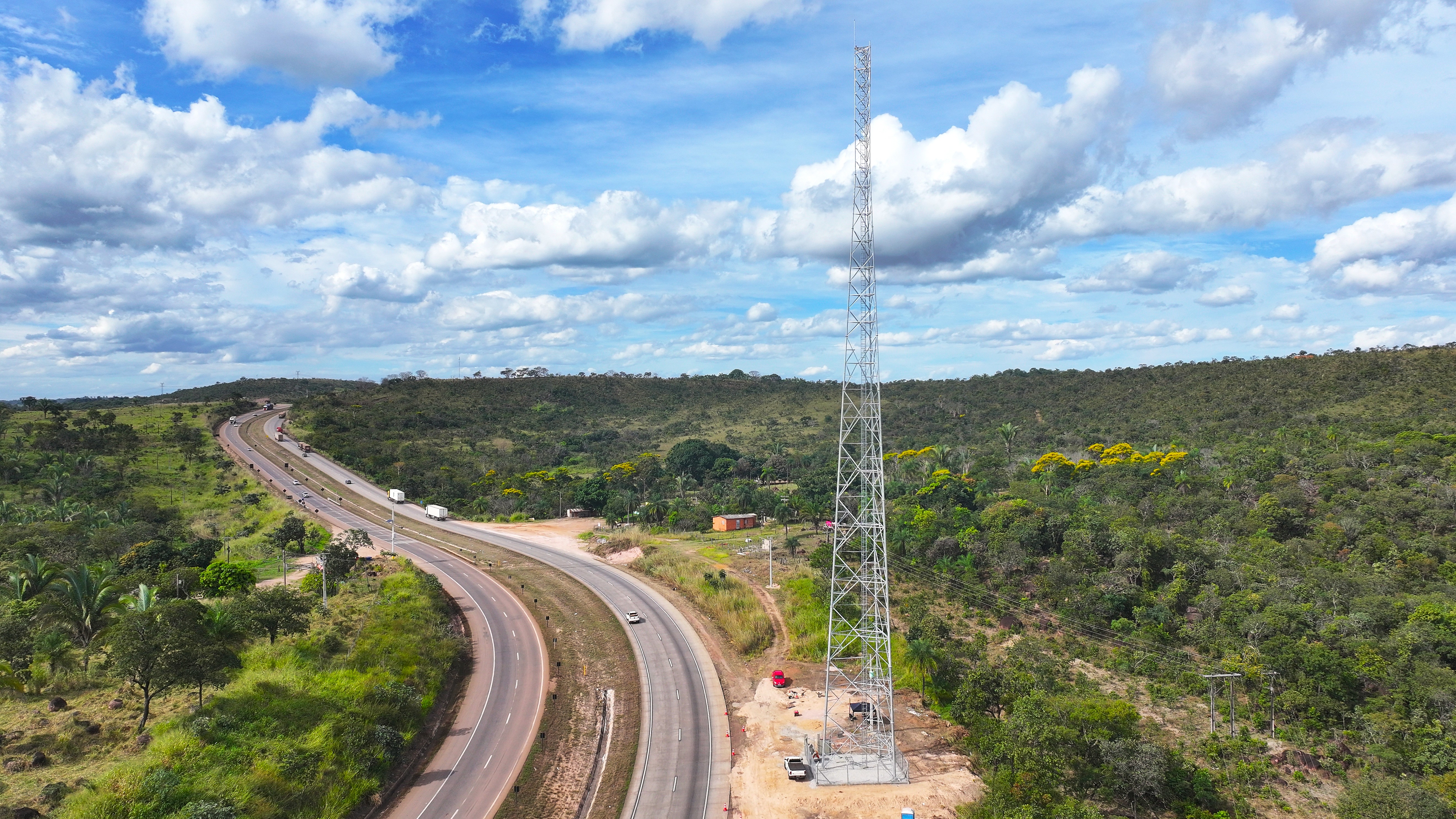 Implantação de 16 novas torres amplia a conectividade, facilita o contato com equipes de emergência e integra plano para levar sinal a 100% da rodovia concedida até o fim de 2026.