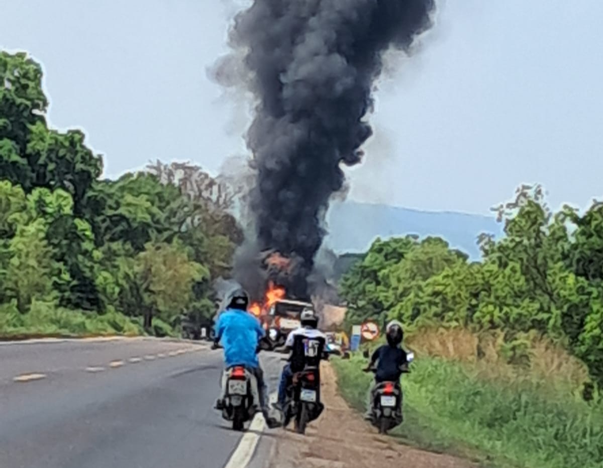 Colisão entre dois veículos de carga provoca incêndio e interdita a BR-364 em Rosário Oeste