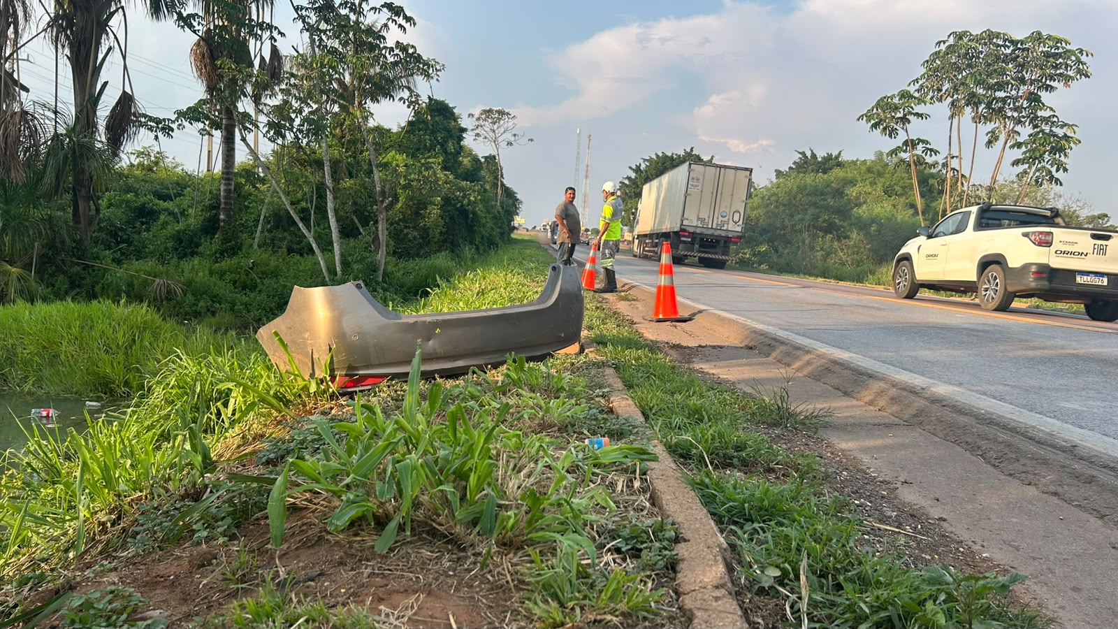 Carro com mãe e dois filhos cai no córrego Lucas após saída de pista na BR-163. Foto: João Ricardo.