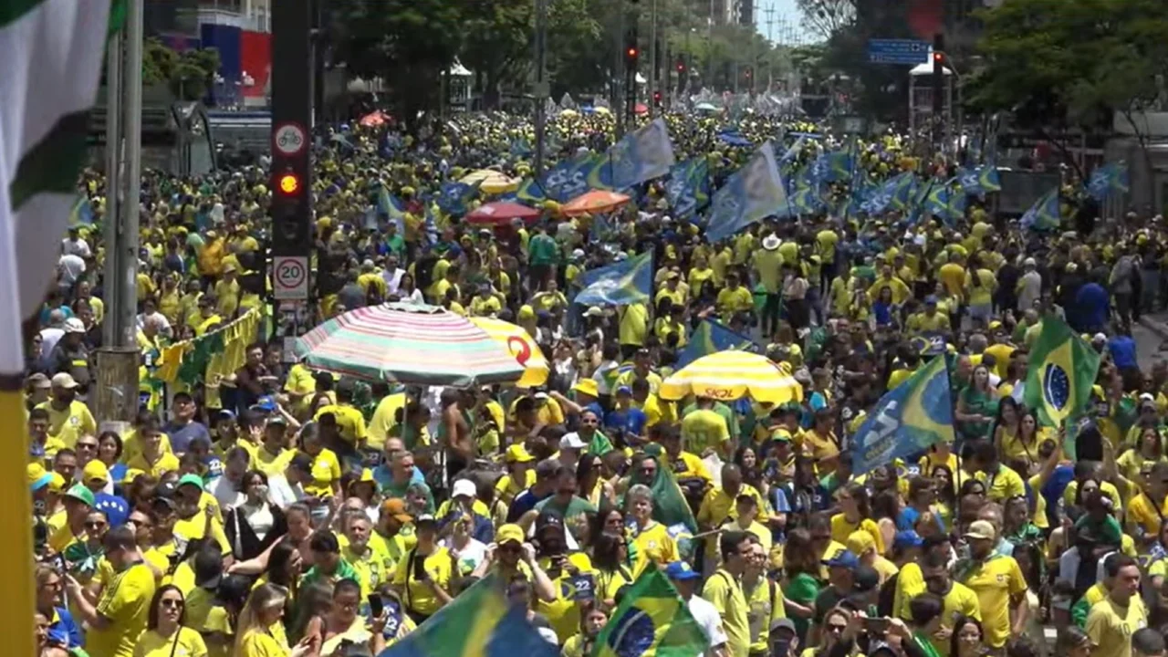 Apoiadores de Flávio Bolsonaro no ato deste domingo (18) na capital paulista
