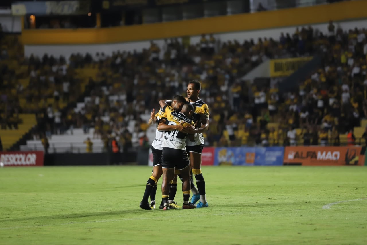 Criciúma x Ponte Preta: onde assistir ao vivo, horário e escalações da Série B. Imagem: Celso da Luz/Criciúma